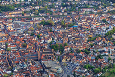 Vue aérienne de Collégiale UL Frau et St. Giles à Neustadt an der Weinstraße dans le département Rhénanie-Palatinat, Allemagne
