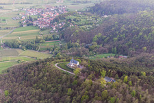 Vue aérienne de Chapelle Sainte-Anne à Burrweiler dans le département Rhénanie-Palatinat, Allemagne