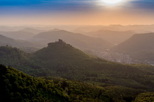 Vue aérienne de Complexe du château de Veste Trifels dans la brume du soir sur la forêt du Palatinat à Annweiler am Trifels dans le département Rhénanie-Palatinat, Allemagne