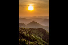 Vue aérienne de Château de Trifels dans la lumière du soir et la brume sur la forêt du Palatinat à Annweiler am Trifels dans le département Rhénanie-Palatinat, Allemagne