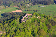 Vue aérienne de Ruines de Lindelbrunn à Vorderweidenthal dans le département Rhénanie-Palatinat, Allemagne