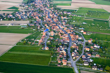 Vue aérienne de Champs agricoles et terres agricoles à Eschbach dans le département Bas Rhin, France