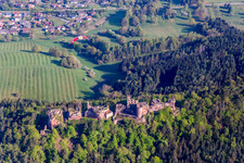 Vue aérienne de Ruines et vestiges des murs de l'ancien complexe du château et de la forteresse Ruines du château d'Altdahn à Dahn dans le département Rhénanie-Palatinat, Allemagne