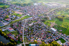 Vue aérienne de Vue des rues et des maisons dans les quartiers résidentiels à Mertzwiller dans le département Bas Rhin, France