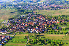 Vue aérienne de Village viticole sur la route des vins allemande du nord à le quartier Schweigen in Schweigen-Rechtenbach dans le département Rhénanie-Palatinat, Allemagne