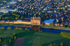 Vue aérienne de Vue de la ville depuis l'ouest avec l'entrepôt sur la rive de la Weser de RL Rieke GmbH & Co. KG à Holzminden dans le département Basse-Saxe, Allemagne