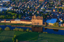 Vue aérienne de Vue de la ville depuis l'ouest avec l'entrepôt sur la rive de la Weser de RL Rieke GmbH & Co. KG à Holzminden dans le département Basse-Saxe, Allemagne