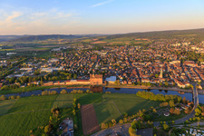 Vue oblique de Vue de la ville depuis l'ouest avec l'entrepôt sur la rive de la Weser de RL Rieke GmbH & Co. KG à Holzminden dans le département Basse-Saxe, Allemagne