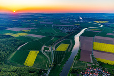 Vue aérienne de Centrale nucléaire Grohnde vue de loin au coucher du soleil à le quartier Grohnde in Emmerthal dans le département Basse-Saxe, Allemagne