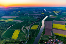 Vue aérienne de Centrale nucléaire Grohnde vue de loin au coucher du soleil à le quartier Grohnde in Emmerthal dans le département Basse-Saxe, Allemagne