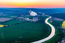 Centrale nucléaire Grohnde au coucher du soleil à le quartier Grohnde in Emmerthal dans le département Basse-Saxe, Allemagne hors des airs