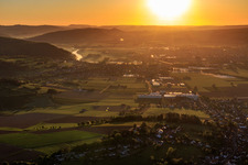 Vue aérienne de Lever de soleil sur la Weser à le quartier Stahle in Höxter dans le département Rhénanie du Nord-Westphalie, Allemagne