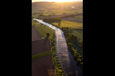 Vue oblique de Épis sur la Weser à le quartier Stahle in Höxter dans le département Rhénanie du Nord-Westphalie, Allemagne