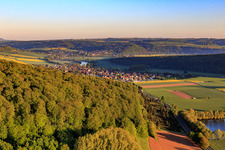 Vue aérienne de Vue de la ville sur la Weser à Heinsen dans le département Basse-Saxe, Allemagne