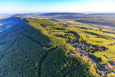 Vue aérienne de Aérodrome de vol à voile et centre de formation de l'Office fédéral des affaires familiales et de la société civile à Holzen dans le département Basse-Saxe, Allemagne