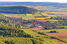Vue aérienne de Vue de la ville depuis le sud le matin à le quartier Lauenstein in Salzhemmendorf dans le département Basse-Saxe, Allemagne