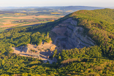 Vue aérienne de Carrière devant les falaises de Levendagser à Salzhemmendorf dans le département Basse-Saxe, Allemagne