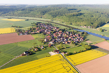 Vue aérienne de Les rives de la Weser à le quartier Hajen in Emmerthal dans le département Basse-Saxe, Allemagne