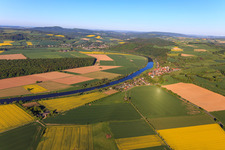 Vue aérienne de Vue de la ville sur la rive de la Weser depuis l'est à Brevörde dans le département Basse-Saxe, Allemagne