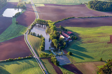 Vue aérienne de Ferme et dépendances agricoles à Hofsee à le quartier Geusfeld in Rauhenebrach dans le département Bavière, Allemagne