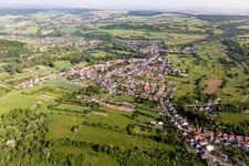 Les terres agricoles et les limites des champs entourent la zone d'habitation du village. à le quartier Bliesmengen-Bolchen in Mandelbachtal dans le département Sarre, Allemagne