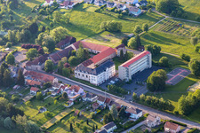Vue aérienne de Rue Saint-Michel, Clos du château et École élémentaire publique à Neufgrange dans le département Moselle, France