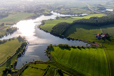 Paysage du littoral dans la région de la chaîne de lacs de l'étang biscornu à Puttelange-aux-Lacs à Rémering-lès-Puttelange dans le département Moselle, France
