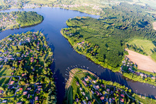 Vue aérienne de Zones forestières au bord du lac d'Étang de Hirbach avec quais de pêche à Weiherfeld à Holving dans le département Moselle, France
