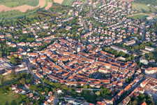 Vue aérienne de Vue des rues et des maisons dans les quartiers résidentiels à Sarre-Union dans le département Bas Rhin, France
