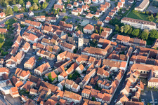 Vue aérienne de Vue des rues et des maisons dans les quartiers résidentiels à Sarre-Union dans le département Bas Rhin, France