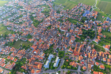 Vue aérienne de Vue d'ensemble de la ville depuis le sud à Maikammer dans le département Rhénanie-Palatinat, Allemagne