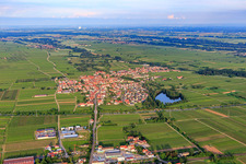 Vue aérienne de Vue de la ville au-delà de l'A65 depuis l'ouest à Kirrweiler dans le département Rhénanie-Palatinat, Allemagne
