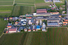 Vue aérienne de Zone commerciale à la gare à Kirrweiler dans le département Rhénanie-Palatinat, Allemagne