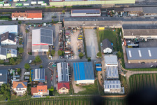 Photographie aérienne de Zone commerciale à la gare à Kirrweiler dans le département Rhénanie-Palatinat, Allemagne