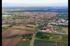 Vue aérienne de Vue de la ville depuis le nord-ouest à Schifferstadt dans le département Rhénanie-Palatinat, Allemagne