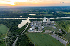 Vue aérienne de Réacteurs et installations partiellement déclassés de la centrale nucléaire - Centrale nucléaire NPP EnBW Kernkraft GmbH, centrale nucléaire Philippsburg à Philippsburg dans le département Bade-Wurtemberg, Allemagne