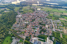 Vue aérienne de Vue d'ensemble de la ville depuis l'est à le quartier Rheinsheim in Philippsburg dans le département Bade-Wurtemberg, Allemagne