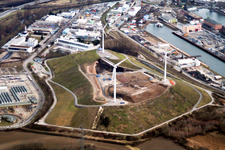Vue aérienne de Éoliennes sur la montagne d'ordures à le quartier Rheinhafen in Karlsruhe dans le département Bade-Wurtemberg, Allemagne