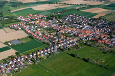 Vue aérienne de Champs agricoles et surfaces utilisables à Freckenfeld dans le département Rhénanie-Palatinat, Allemagne