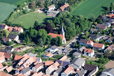 Vue aérienne de Église du sud-est à Freckenfeld dans le département Rhénanie-Palatinat, Allemagne