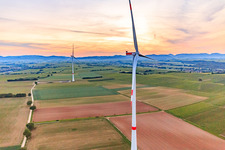 Vue aérienne de Parc éolien EnBW - éolienne avec 6 éoliennes à Freckenfeld dans le département Rhénanie-Palatinat, Allemagne
