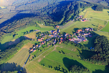 Vue aérienne de Vue d'ensemble du village depuis l'est à le quartier Breitenbuch in Kirchzell dans le département Bavière, Allemagne