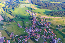 Vue aérienne de Vue d'ensemble du village depuis l'ouest à le quartier Donebach in Mudau dans le département Bade-Wurtemberg, Allemagne