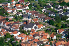 Vue aérienne de Église du sud-est à le quartier Schaidt in Wörth am Rhein dans le département Rhénanie-Palatinat, Allemagne