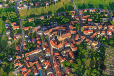 Vue aérienne de Saint Pancrace au centre du village à le quartier Untermudau in Mudau dans le département Bade-Wurtemberg, Allemagne