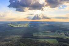 Vue aérienne de Nuages au-dessus de l'Odenwald depuis l'est à le quartier Auerbach in Mudau dans le département Bade-Wurtemberg, Allemagne