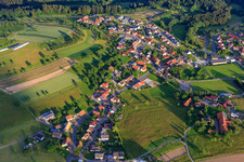 Vue aérienne de Vue d'ensemble du village depuis le nord-ouest à le quartier Laudenberg in Limbach dans le département Bade-Wurtemberg, Allemagne