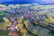 Vue aérienne de Vue d'ensemble du village depuis le nord-est à le quartier Robern in Fahrenbach dans le département Bade-Wurtemberg, Allemagne