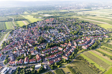 Vue aérienne de Vue de la commune en bordure des champs et zones agricoles en Drais à le quartier Drais in Mainz dans le département Rhénanie-Palatinat, Allemagne