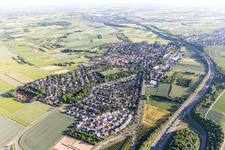 Vue aérienne de Klein-Winternheim dans le département Rhénanie-Palatinat, Allemagne